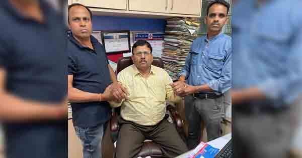 रतलाम में लोकायुक्त की कार्रवाई : सेंट्रल बैंक के मैनेजर को 10 हजार की रिश्वत लेते पकड़ा, किसान से KCC लोन के एवज में मांगे थे 15 हजार