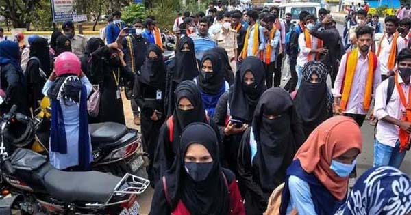 हिजाब विवाद मामले में हाईकोर्ट का बड़ा फैसला, इस्लाम में हिजाब पहनना अनिवार्य नहीं