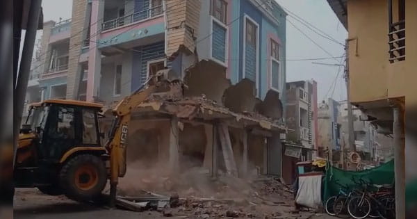 महू में बीजेपी नेता के बेटे की हत्या, आरोपी के घर पर चला बुलडोजर; देखें Video