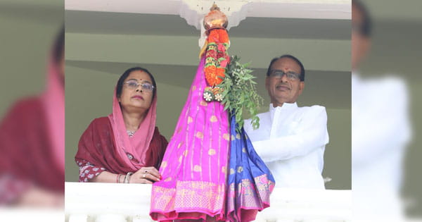 गुड़ी पड़वा: सीएम शिवराज ने पत्नी संग निवास में गुड़ी स्थापित की, देशवासियों को दी बधाई