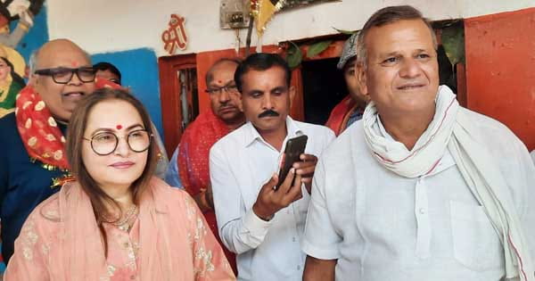 जबलपुर पहुंचीं अभिनेत्री जयाप्रदा, त्रिपुर सुंदरी माता के दर्शन किए और देखा भेड़ाघाट का मनमोहक नजारा