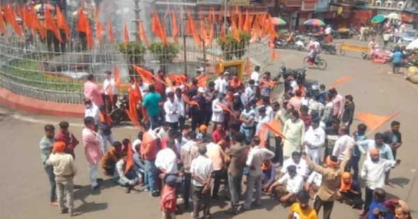 भगवा झंडे को कचरा गाड़ी में डालने पर भारी बवाल, कई घंटे बाद कलेक्टर समेत कई अधिकारियों ने मांगी माफी तब शांत हुए हिंदू संगठन