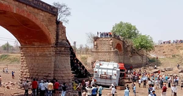 भोपाल-नागपुर हाईवे पर हादसा: अंग्रेजों के जमाने का सुखतवा पुल टूटा, 138 व्हील के ट्राले से हुआ हादसा