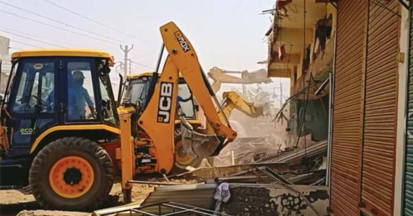 खरगोन में चला मामा का बुलडोजर : दंगाईयों के घरों को किया जमींदोज, देखें VIDEO