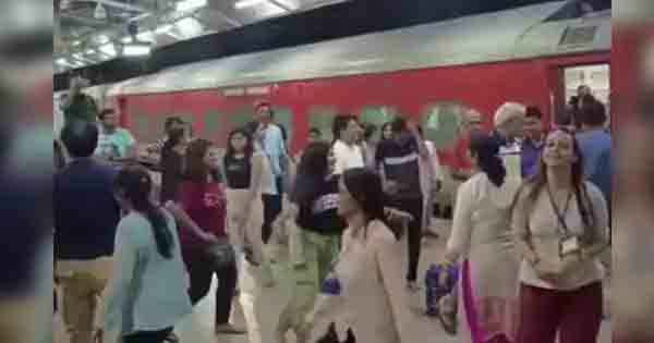 यात्रियों ने प्लेटफार्म पर किया गरबा, रतलाम स्टेशन पर समय से पहले पहुंची ट्रेन; देखें VIDEO