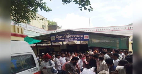 रतलाम में कांग्रेस नेता की बहन की गोली मारकर हत्या, अस्पताल में जुटी लोगों की भीड़