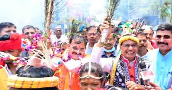 VIDEO : आदिवासियों के साथ झूमे CM शिवराज, द्रोपर्दी मुर्मू को राष्ट्रपति पद का प्रत्याशी बनाने पर किया आभार कार्यक्रम