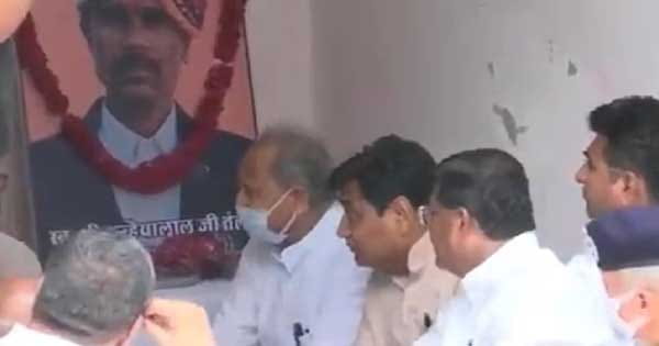 Udaipur Murder Case Update : कन्हैयालाल के परिजनों से CM गहलोत ने की मुलाकात, 51 लाख का चेक सौंपा