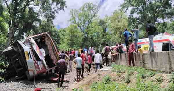 Anuppur Bus Accident : अनूपपुर में बस अनियंत्रित होकर पलटी, 20 लोग घायल