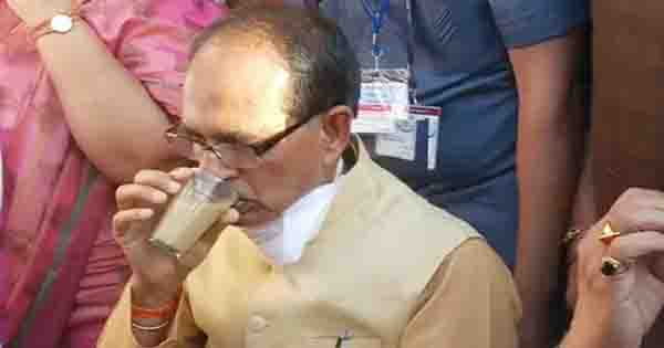 CM शिवराज को पिलाई ठंडी चाय : अधिकारी को नोटिस... फिर किया निरस्त; जानें पूरा मामला