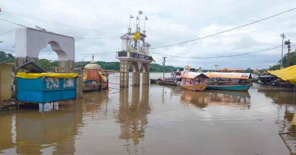 Jabalpur के नर्मदा घाट हुए जलमग्न : ग्वारीघाट में नाग मंदिर के पास आया पानी तो भेड़ाघाट में धुआंधार हुआ गायब, देखें PHOTOS