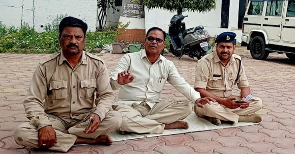 आमरण अनशन पर बैठे जेल कर्मचारी : जीपीएफ घोटाले के बाद भैरवगढ़ सेंट्रल जेल की अधीक्षिका को हटाने की मांग