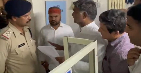 पीएम मोदी के खिलाफ FIR दर्ज कराने थाने पहुंचे कांग्रेस नेता मनोज शुक्ला, पुलिस के इनकार पर थाने में नारेबाजी