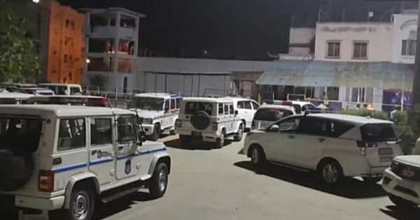 गुजरात की 17 जेलों में छापेमारी : 1700 पुलिसकर्मियों ने खंगाले कैदियों के बैरक, कई मोबाइल फोन जब्त