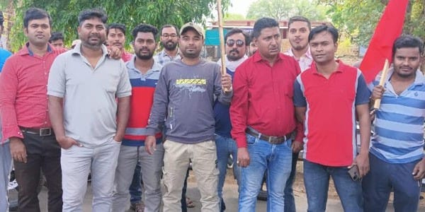 अमर शहीदों को लाल सलाम, मई दिवस पर आयुध निर्माणियों ने निकाली प्रभात फेरी