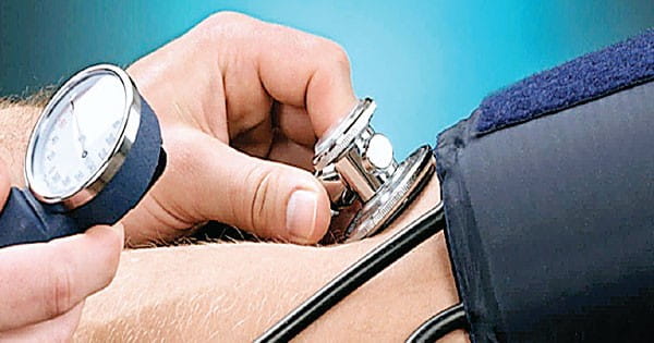 सही नींद न लेना भी हाइपरटेंशन की वजह, डॉक्टर से सीखें बीपी चेक करना