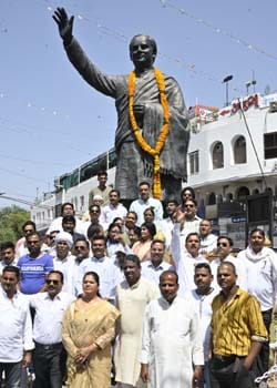 कांग्रेस ने भारत रत्न स्वर्गीय पूर्व प्रधानमंत्री राजीव गांधी की पुण्यतिथि पर किए श्रद्धा सुमन अर्पित