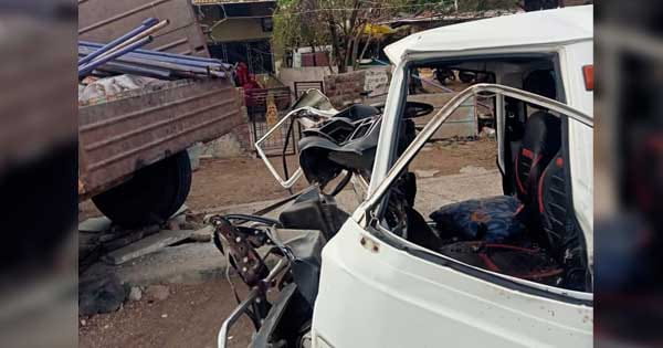 नीमच में तेज रफ्तार का कहर : सड़क किनारे खड़ी ट्रैक्टर-ट्रॉली में घुसी वैन, एक ही परिवार के तीन लोगों की मौत; 4 घायल