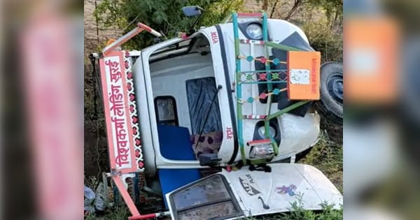 बीना-सागर नेशनल हाईवे पर हादसा : मजदूरों की भरा लोडिंग वाहन पलटा, 2 महिलाओं की मौत; 7 की हालत गंभीर