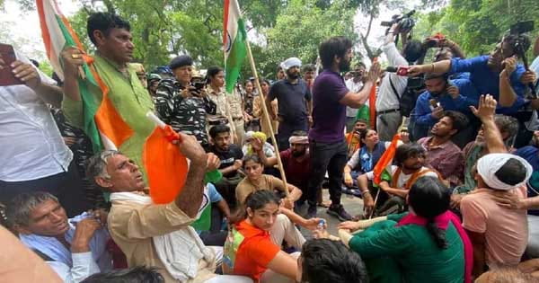 जंतर-मंतर पर भारी हंगामा : नई संसद जाने के लिए बैरिकेड तोड़ रहे थे पहलवान, पुलिस ने हिरासत में लिया; बजरंग पुनिया बोले- हमें गोली मार दो