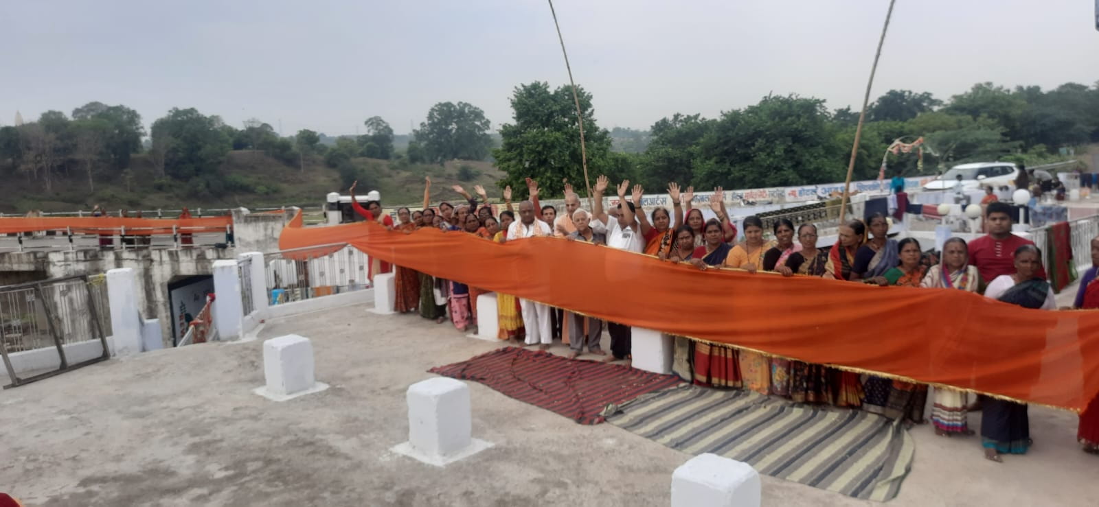 मां नर्मदा वैनगंगा में 900 फीट की चुनरी चढ़ा कर लिया आशीर्वाद