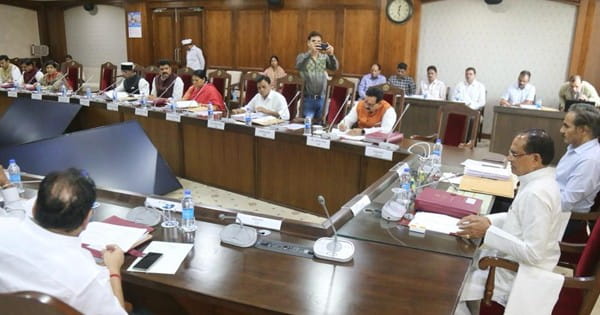 Shivraj Cabinet Meeting : संविदा कर्मियों को मिलेगी रेगुलर वर्कर्स जैसी सुविधाएं, कर्मचारियों को 4 % DA, चुनावी साल में निर्माण कार्यों को मंजूरी