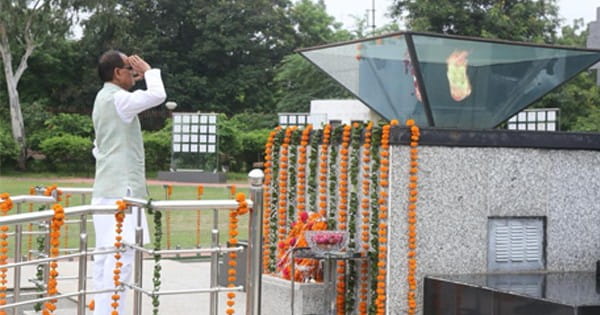 Kargil Vijay Diwas : CM शिवराज ने करगिल के शहीदों को अर्पित की श्रद्धांजलि, बोले- वो सीमा पर थे, इसलिए आज हम हैं