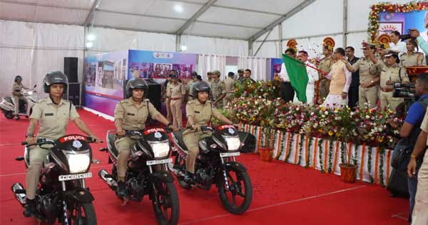MP में महिला पुलिस को मिलीं 250 स्कूटी, CM शिवराज ने रैली को दिखाई हरी झंडी; गृह मंत्री नरोत्तम मिश्रा भी रहे मौजूद