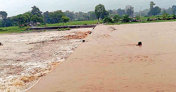 झाबुआ में डेढ़ दर्जन गांवों का रास्ता कटा, बालाघाट में बिजली गिरने से किसान मृत