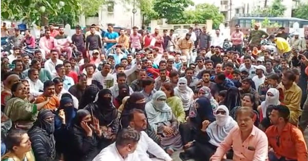 उज्जैन में युवती से छेड़छाड़, नूरी खान ने मुस्लिम समाज के साथ कंट्रोल रूम घेरा, आरोपियों के मकान तोड़ने की मांग, देखें VIDEO