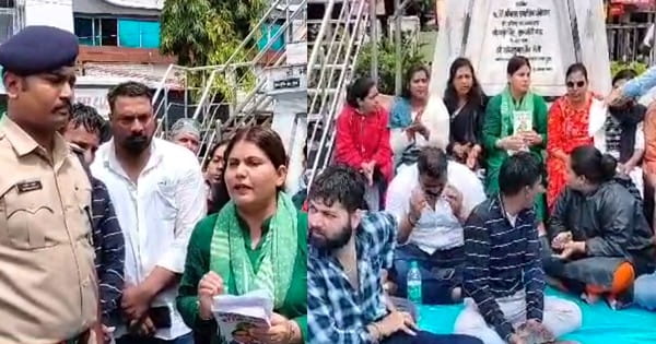 उज्जैन : टावर चौक पर धरने पर बैठीं कांग्रेस नेत्री नूरी खान, दोषियों के खिलाफ कार्रवाई की मांग; कुछ लोगों ने की थी आपत्तिजनक नारेबाजी, देखें VIDEO