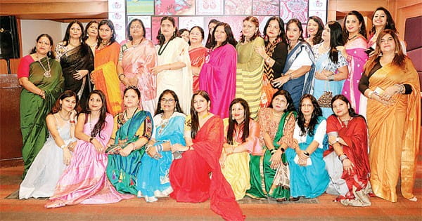 किसी ने पहनी 31 साल पुरानी प्योर सिल्क साड़ी, तो किसी ने स्टेटमेंट ब्लाउज पर खुद की गोंड चित्रकारी