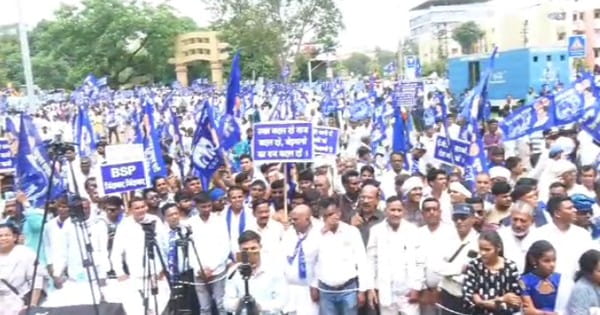 VIDEO : भोपाल में BSP का शक्ति प्रदर्शन, राजभवन घेरने निकले कार्यकर्ताओं को पुलिस ने रोका, मायावती के भतीजे आकाश हुए शामिल