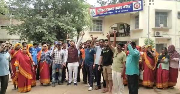 इंदौर में मौलाना के बयान पर विवाद : नगर निगम कर्मचारियों ने बंद किया काम, गिरफ्तारी की मांग को लेकर थाने पर प्रदर्शन