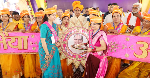 CM शिवराज ने रीवा से लाड़ली बहनों के खातों में डाली तीसरी किस्त; कहा- रक्षाबंधन से पहले आपको कुछ उपहार देने का सोचूंगा