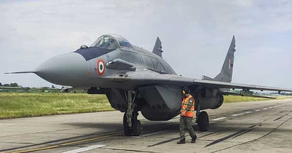 पाक-चीन से निपटने की तैयारी : श्रीनगर एयर बेस पर एडवांस्ड फाइटर मिग-29 तैनात, हवा में भर सकेंगे ईंधन