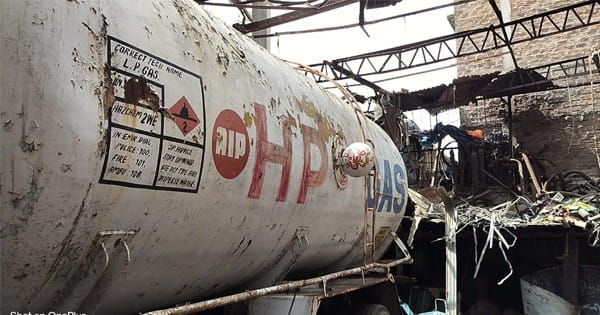 VIDEO : इंदौर में गैस टैंकर में कटिंग के दौरान हुआ ब्लास्ट, 1 KM तक सुनाई दी आवाज, आसपास के कई घरों के टूटे शीशे