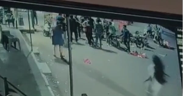 इंदौर में देर रात सड़क पर बर्थडे मना रहे थे कॉलेज के स्टूडेंट, रहवासियों ने रोका तो की मारपीट, छात्रों का भविष्य खराब न हो इसलिए नहीं कराई FIR, देखें VIDEO