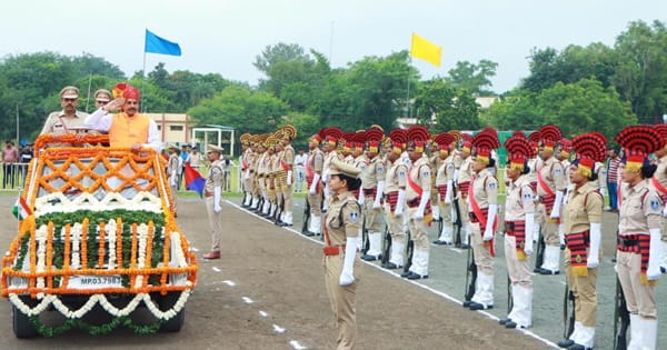 उज्जैन : शहर में स्वतंत्रता दिवस की धूम, उच्च शिक्षा मंत्री डॉ. मोहन यादव ने फहराया तिरंगा; परेड ने दी सलामी