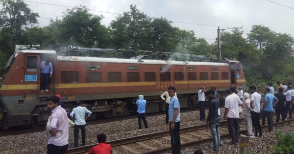 ग्वालियर : उदयपुर-खजुराहो एक्सप्रेस के इंजन में लगी आग, सिथौली स्टेशन के पास ट्रेन को रोका, यात्रियों में मची भगदड़; देखें VIDEO