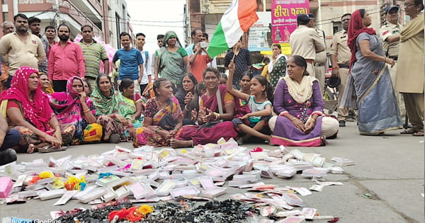 इंदौर नगर निगम के खिलाफ फूटा रेहड़ी व्यापारियों का गुस्सा, राखियां जलाकर किया विरोध, देखें VIDEO