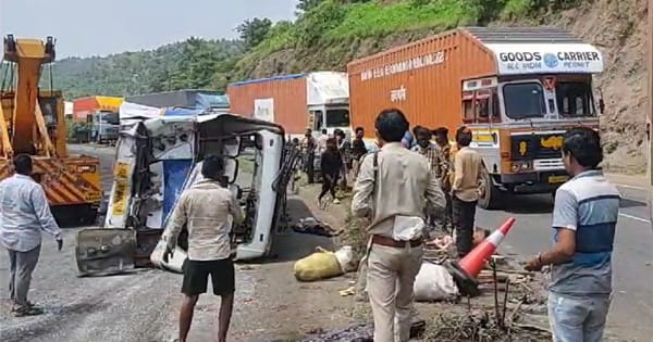 बड़वानी में सड़क हादसा : तेज रफ्तार ट्रक की टक्कर से पलटी बस, एक की मौत, 30 से ज्यादा घायल