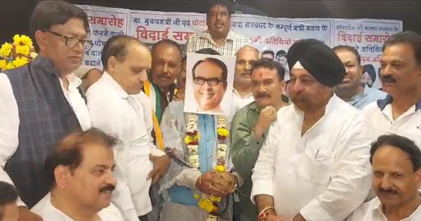 इंदौर में कांग्रेस का अनोखा प्रदर्शन : कार्यकर्ता को लगाया शिवराज सिंह चौहान का मुखौटा, सीएम का किया विदाई समारोह, देखें VIDEO