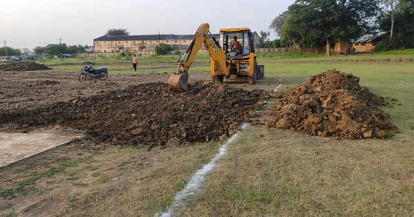 रायसेन : खेल मैदानों पर हो रहे निर्माण, खिलाड़ियों में जमकर रोष; बरेली स्टेडियम ग्राउंड में खुदाई कर बनाया जा रहा हेलीपैड, देखें VIDEO
