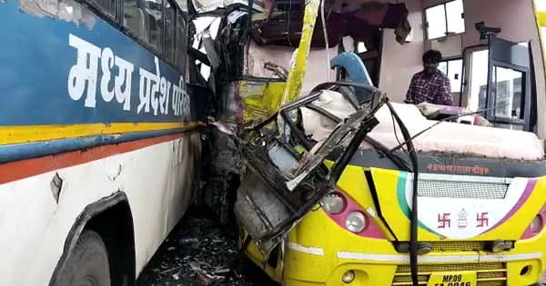 बड़वानी के सेंधवा में हादसा : दो बसों में आमने-सामने से हुई भिड़ंत, 10 से ज्यादा लोग घायल; देखें VIDEO