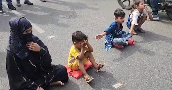 VIDEO : इंसाफ की गुहार... तीन मासूमों के साथ सड़क पर बैठी रेप पीड़िता, चक्का जाम के बाद भी नहीं पहुंचे पुलिसकर्मी; SI पर लगाए गंभीर आरोप