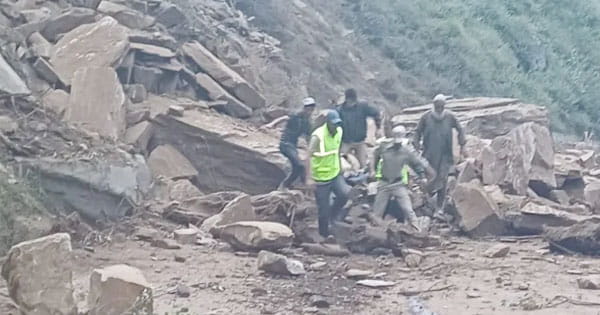 जम्मू-श्रीनगर हाईवे पर हादसा : भूस्खलन की चपेट में आया ट्रक खाई में गिरा, 4 की मौत, NH-44 बंद