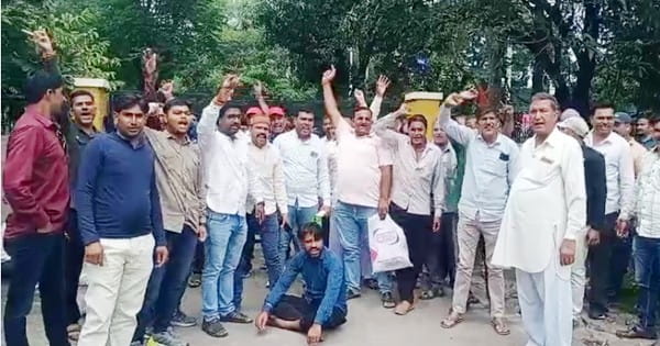 उज्जैन : सहकारी समिति में गबन, किसानों ने महा प्रबंधक को घेरा, समिति प्रबंधक को निलंबित करने की मांग