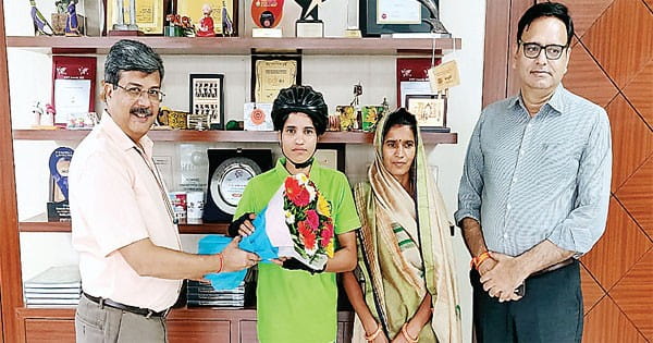 मजदूर मां की बेटी आशा ने 310 दिन में पूरी की 25 हजार किमी की साइकिल यात्रा