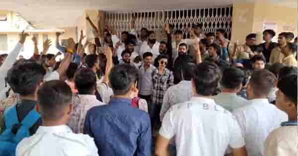 उज्जैन : विक्रम विश्वविद्यालय में भ्रष्टाचार, NSUI ने किया यूनिवर्सिटी का घेराव, ज्ञापन सौंपकर दी उग्र आंदोलन की चेतावनी, देखें VIDEO